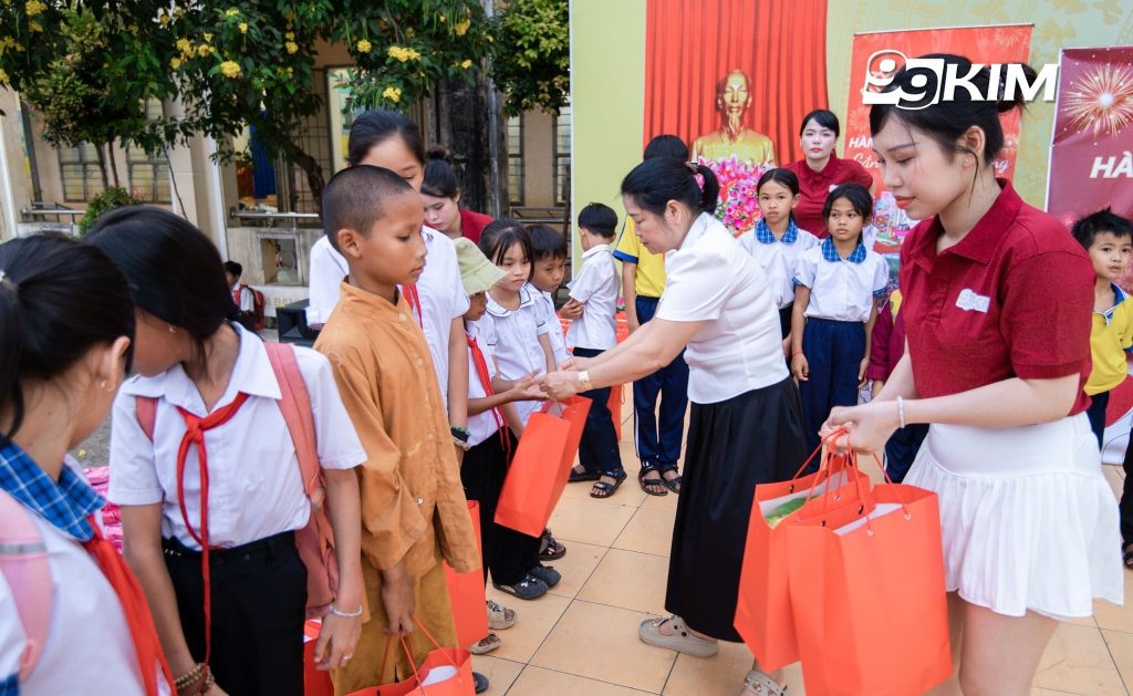 99kim trao giải học sinh xuất sắc